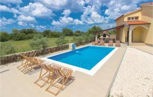 Four-Bedroom Holiday Home In Miljevci