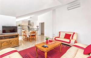 Amazing Home In Miljevci With Kitchen 