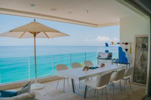 Full Floor Beachfront Luxury Apartment