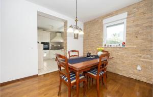 2 Bedroom Awesome Apartment In Podstrana 
