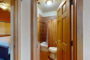 Two BR condo w Brand NEW HOT TUB and great views! Community pool perfect for kids
