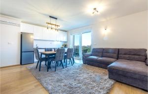 2 Bedroom Stunning Apartment In Solin 
