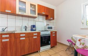2 Bedroom Awesome Apartment In Grizane 