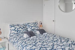 City View Towers - Steps to CN Tower - Indoor Pool - Save on 4 weeks stay in January