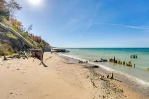 Cottage with Private Beach and Fire Pit in Manistee! - 马尼斯蒂
