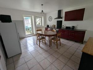 Appartement spacieux 2 chambres 100m2 centre petite ville