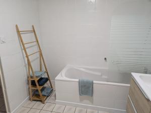 Appartement spacieux 2 chambres 100m2 centre petite ville