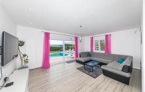 Beautiful Home In Kastel Kambelovac