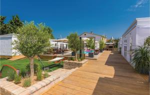 Ten-Bedroom Holiday Home In Petrcane