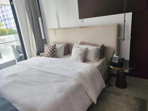 Self Catering Nest - Heated Pool, Netflix, Airport Pick Up