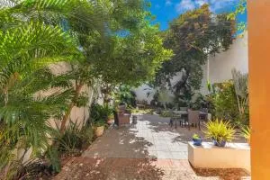 Whole Home with Lush Patio in Heart of Old San Juan - Баямон