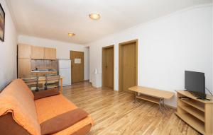 2 Bedroom Stunning Apartment In Lokva Rogoznica 