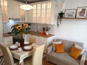 Downtown Elegant & Sunny Apartment Near Metro Central Station