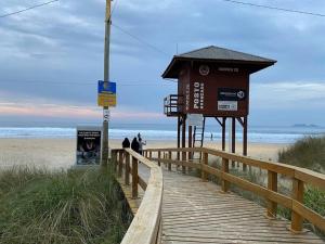 Apartamento encantador com piscina, em frente praia