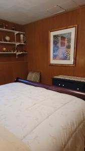 Charming - 2 bedrooms suite, 1 full bath & family room