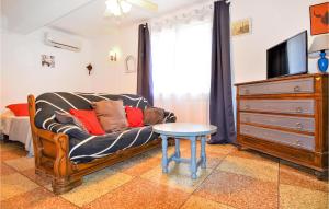 Maisons de vacances Lovely Home In Arles With Wifi : photos des chambres