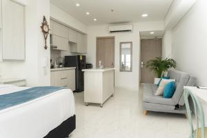 CB726 | Suite moderna frente al mar con balcón y cocina con isla