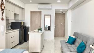 CB726 | Suite moderna frente al mar con balcón y cocina con isla