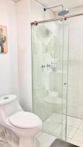 CB726 | Suite moderna frente al mar con balcón y cocina con isla