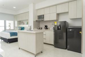 CB726 | Suite moderna frente al mar con balcón y cocina con isla