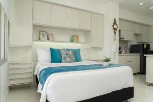 CB726 | Suite moderna frente al mar con balcón y cocina con isla