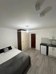 Goshawk Studio Apartments - Ickenham