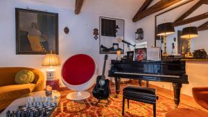 Giant Room in Sintra Center inside 17th century villa with snooker and patio