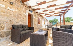 2 Bedroom Beautiful Home In Drinovci 