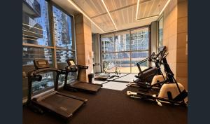 Central City Escape - Skyline Views, Pool & Parking