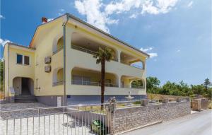 3 Bedroom Cozy Apartment In Crikvenica 
