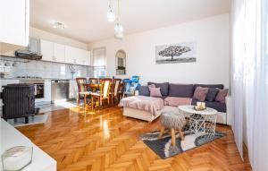 3 Bedroom Amazing Apartment In Jasenice 