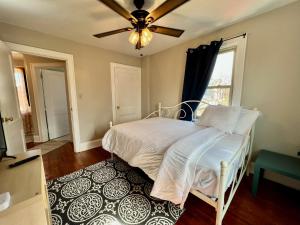 Cozy Bungalow Quiet Neighborhood Queen Bed Suite 3 10 Min to Downtown