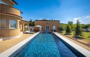 Awesome Apartment In Smrika With Wifi 