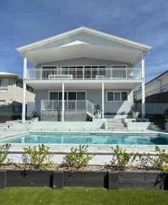 Aquila Beach Retreat - Mannering Park
