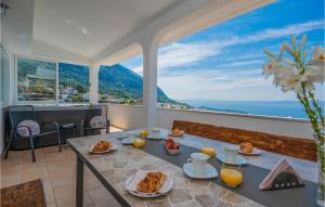 3 Bedroom Awesome Apartment In Makarska 