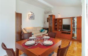 Three-Bedroom Holiday Home In Kastel Stari