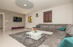 Nice Home In Vinjani Donji 