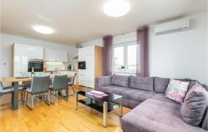 3 Bedroom Nice Apartment In Valbandon 