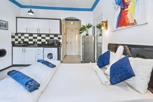 Rare 2BD Marina Hotspot With Pool, Fast Free WIFI & Balcony - 2 Kitchens & 2 Bathrooms - Western Standards - Sheraton Plaza 414-415