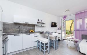 2 Bedroom Cozy Apartment In Smrika