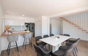 4 Bedroom Stunning Home In Grubine 