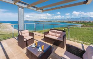 3 Bedroom Lovely Apartment In Povljana 