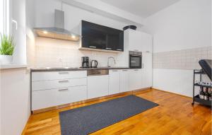 2 Bedroom Cozy Apartment In Privlaka