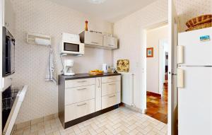 Maisons de vacances 2 Bedroom Cozy Home In Royan : photos des chambres