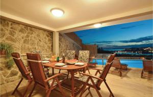 Three-Bedroom Apartment In Podstrana