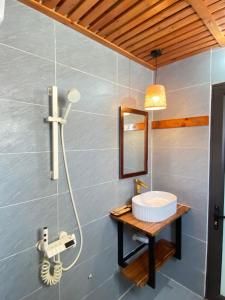 Phòng Đôi Loại Sang có Giường Phụ (Deluxe Double Room with Extra Bed)