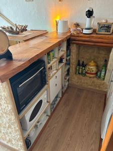 Studio avec cheminée et jardin