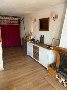 Studio avec cheminée et jardin