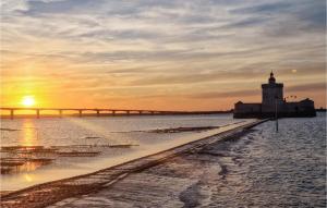 Maisons de vacances 2 Bedroom Cozy Home In Royan : photos des chambres