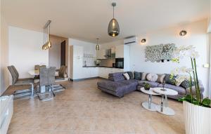 3 Bedroom Cozy Apartment In Marina 